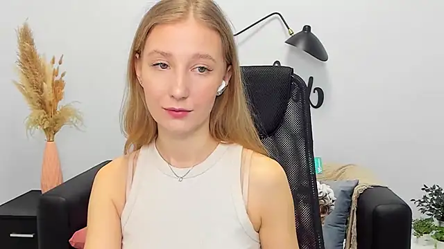 Snapshot of LolaWilsons chatting on March 2025 09:20:02 AM LolaWilsons online show from March 2025 09:20:02 AM