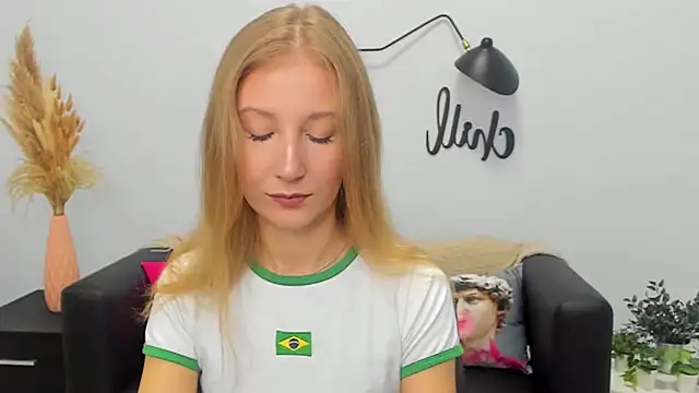 Snapshot of LolaWilsons chatting on September 2025 08:26:01 AM LolaWilsons online show from September 2025 08:26:01 AM