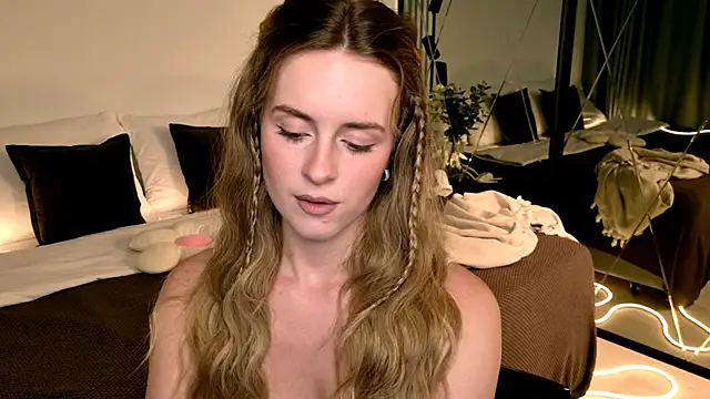 Snapshot of RozzitaBedberry chatting on May 2026 01:43:02 PM RozzitaBedberry online show from May 2026 01:43:02 PM