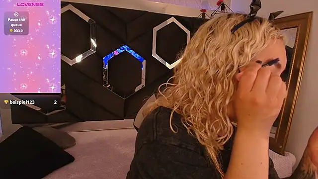 Haelycute online show from November 2025 09:28:01 PM