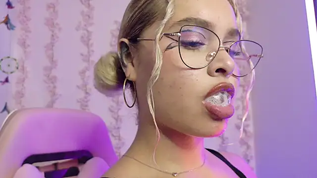 Haelycute online show from March 2026 02:08:02 AM