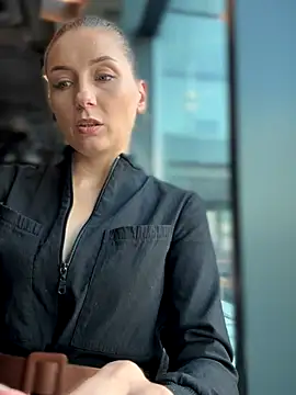 Snapshot of Crazy-Rosa chatting on October 2025 09:33:01 AM Crazy-Rosa online show from October 2025 09:33:01 AM