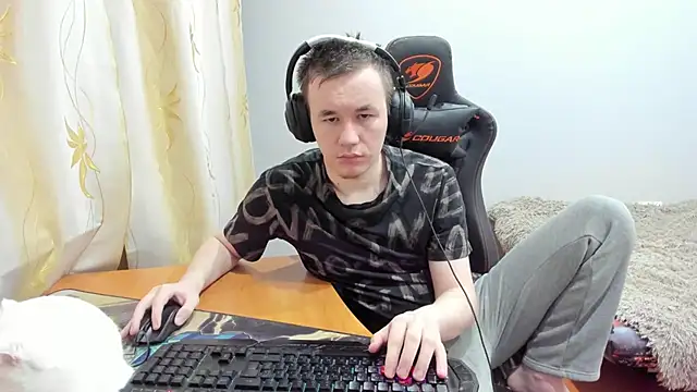 iliaskrislove online show from November 2025 12:05:01 PM