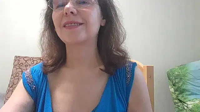 Snapshot of HollyJewel chatting on June 2026 04:19:02 PM HollyJewel online show from June 2026 04:19:02 PM