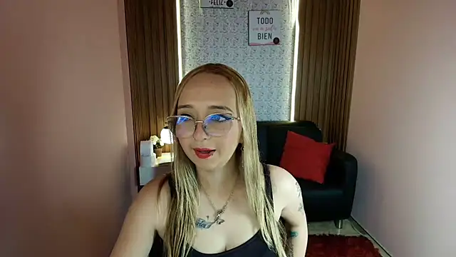Snapshot of Liaroberts1 chatting on June 2026 01:30:01 PM Liaroberts1 online show from June 2026 01:30:01 PM