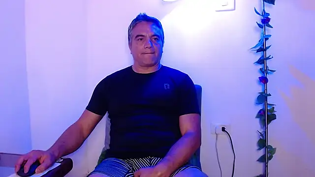 Snapshot of golden_punisher chatting on February 2025 07:33:02 AM golden punisher online show from February 2025 07:33:02 AM