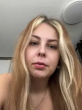 Snapshot of Livewithlucy chatting on March 2025 02:43:02 PM Livewithlucy online show from March 2025 02:43:02 PM