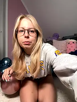 Snapshot of Livewithlucy chatting on September 2025 09:33:01 AM Livewithlucy online show from September 2025 09:33:01 AM