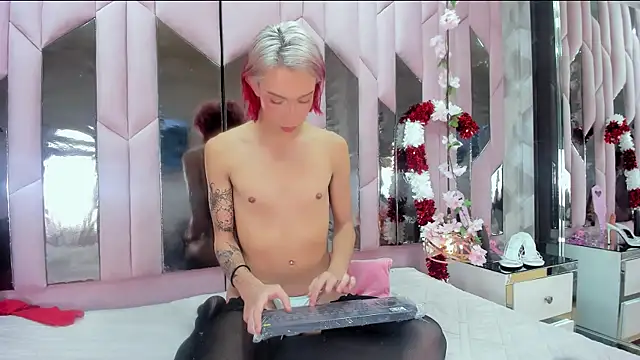 MadisonWood01 online show from December 2024 04:57:01 PM