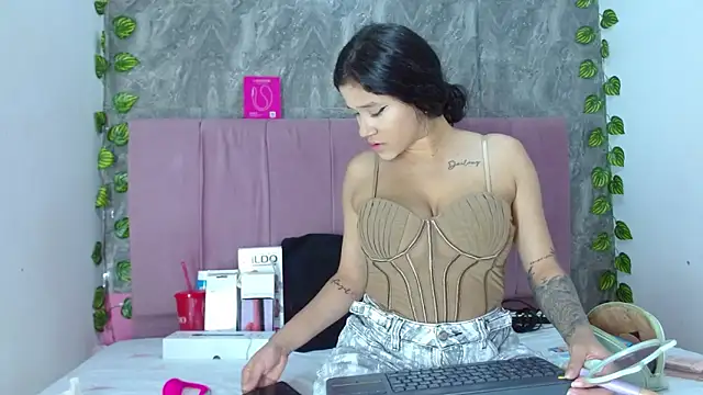 anitacorreahotcm101 online show from April 2026 07:44:01 PM