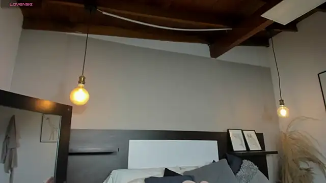 SaraaJhonsonn online show from April 2026 02:36:01 PM