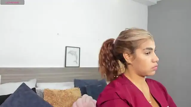 SaraaJhonsonn online show from April 2026 01:25:02 PM