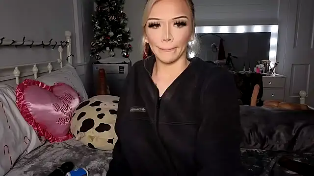 emmagray001 online show from December 2024 01:06:01 PM