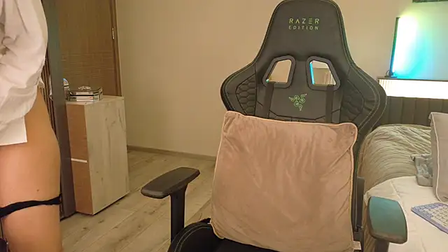 joycesilver online show from December 2025 09:29:01 AM