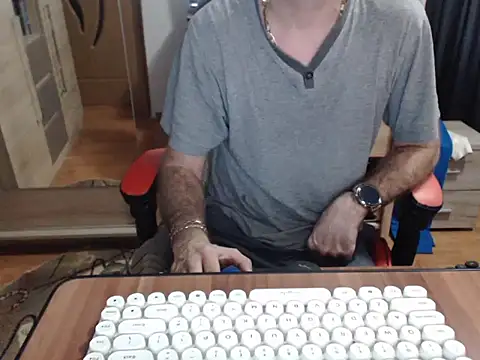 uncutguy01 online show from November 2025 05:28:02 AM