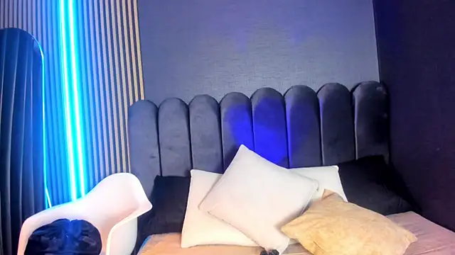 Nicolette ks  online show from November 2025 04:00:01 AM