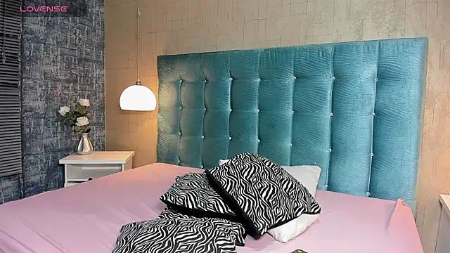 Paola  23 online show from November 2025 08:22:02 PM