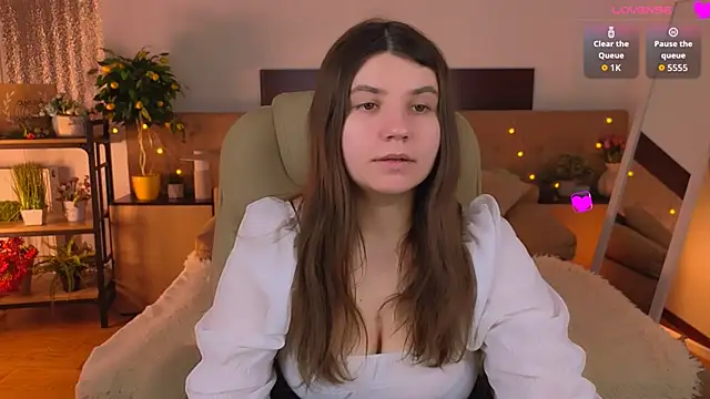 Snapshot of Viola__Shy chatting on May 2026 08:58:01 PM Viola Shy online show from May 2026 08:58:01 PM