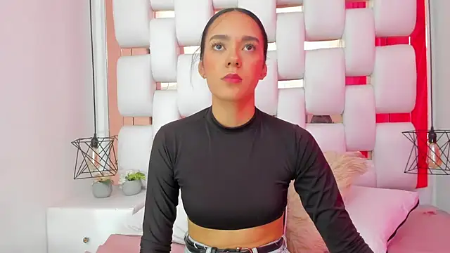 EmmyCruzZ online show from December 2025 07:21:01 PM