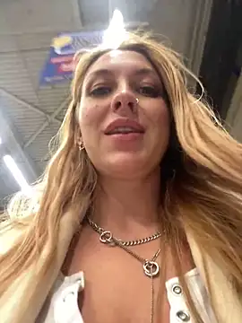 Snapshot of Sweet___Emily chatting on December 2024 08:51:02 PM Sweet Emily online show from December 2024 08:51:02 PM