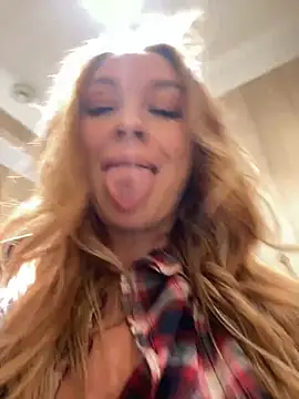 Snapshot of Sweet___Emily chatting on December 2024 03:28:01 PM Sweet Emily online show from December 2024 03:28:01 PM