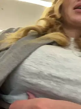 Snapshot of Sweet___Emily chatting on September 2025 01:46:01 PM Sweet Emily online show from September 2025 01:46:01 PM