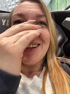 Snapshot of Sweet___Emily chatting on October 2025 01:20:01 PM Sweet Emily online show from October 2025 01:20:01 PM