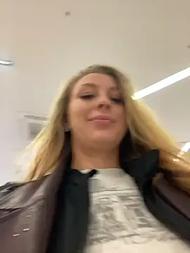 Snapshot of Sweet___Emily chatting on October 2025 01:45:02 PM Sweet Emily online show from October 2025 01:45:02 PM