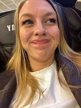 Snapshot of Sweet___Emily chatting on October 2025 01:14:01 PM Sweet Emily online show from October 2025 01:14:01 PM