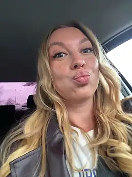 Snapshot of Sweet___Emily chatting on November 2025 12:39:02 PM Sweet Emily online show from November 2025 12:39:02 PM