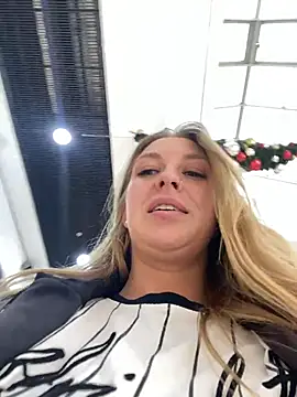 Snapshot of Sweet___Emily chatting on November 2025 12:47:01 PM Sweet Emily online show from November 2025 12:47:01 PM