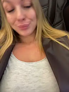 Snapshot of Sweet___Emily chatting on November 2025 05:04:02 PM Sweet Emily online show from November 2025 05:04:02 PM