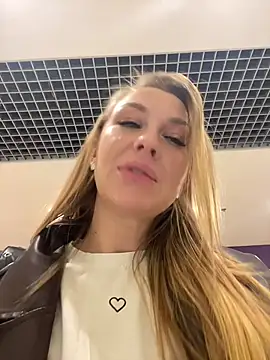Snapshot of Sweet___Emily chatting on December 2025 12:25:01 PM Sweet Emily online show from December 2025 12:25:01 PM