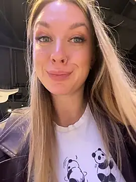 Snapshot of Sweet___Emily chatting on December 2025 11:41:01 AM Sweet Emily online show from December 2025 11:41:01 AM