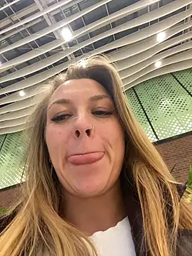 Snapshot of Sweet___Emily chatting on December 2025 03:40:02 PM Sweet Emily online show from December 2025 03:40:02 PM