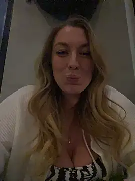 Snapshot of Sweet___Emily chatting on January 2026 07:11:01 PM Sweet Emily online show from January 2026 07:11:01 PM