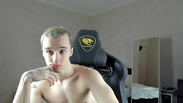 Snapshot of MasonWarholl chatting on December 2024 01:14:01 AM MasonWarholl online show from December 2024 01:14:01 AM