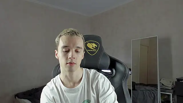 Snapshot of MasonWarholl chatting on December 2024 12:22:02 PM MasonWarholl online show from December 2024 12:22:02 PM