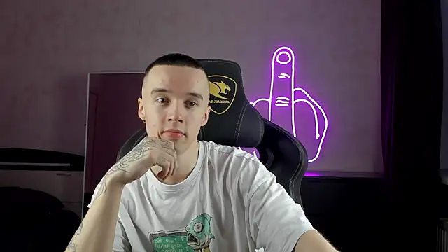 Snapshot of MasonWarholl chatting on December 2024 03:36:02 PM MasonWarholl online show from December 2024 03:36:02 PM