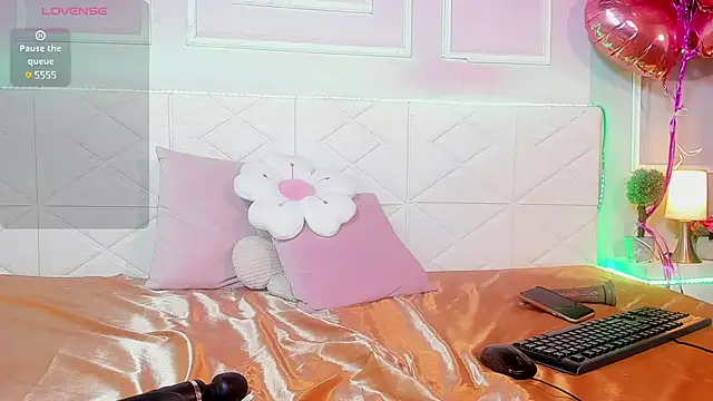 OraLarson online show from March 2025 02:45:01 PM