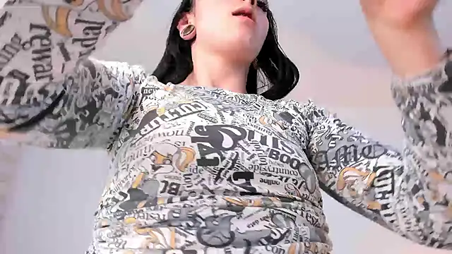 Snapshot of liaqueen610 chatting on December 2024 02:45:02 AM liaqueen610 online show from December 2024 02:45:02 AM