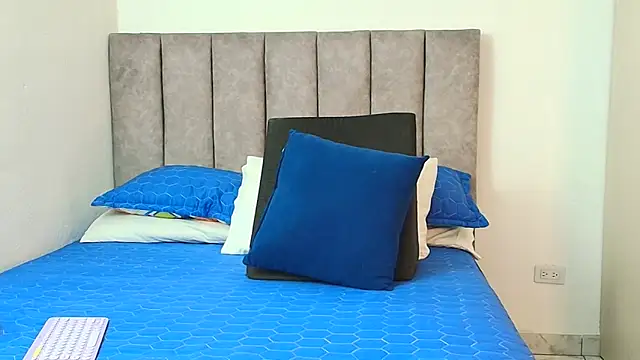 karina lewis  online show from September 2025 04:23:01 AM