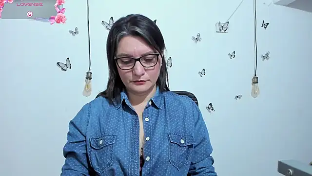 Amie Adams82  online show from December 2025 03:38:02 PM