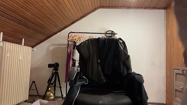 JeSuisUnTapin online show from September 2025 06:30:01 PM