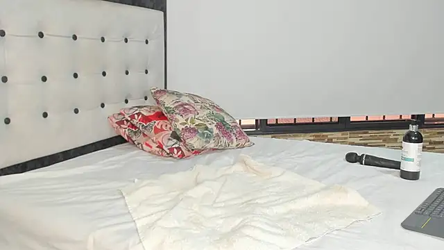 SelenaGmez online show from February 2025 01:29:01 PM