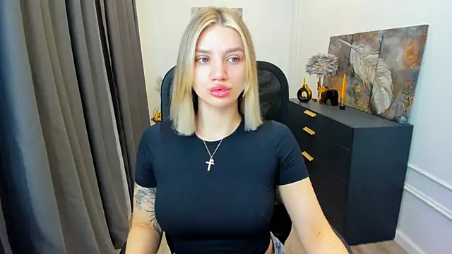 Snapshot of SelenaeMoore chatting on April 2026 03:39:01 AM SelenaeMoore online show from April 2026 03:39:01 AM