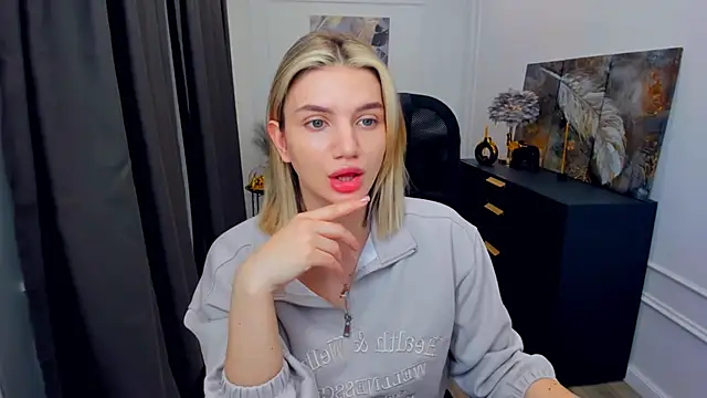 Snapshot of SelenaeMoore chatting on April 2026 03:46:01 AM SelenaeMoore online show from April 2026 03:46:01 AM