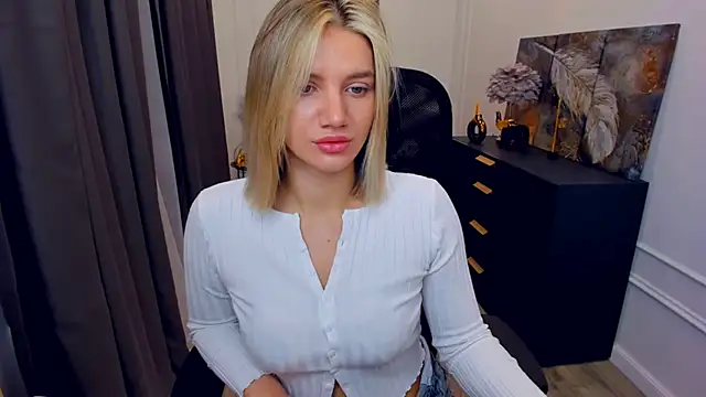 Snapshot of SelenaeMoore chatting on April 2026 03:53:01 AM SelenaeMoore online show from April 2026 03:53:01 AM