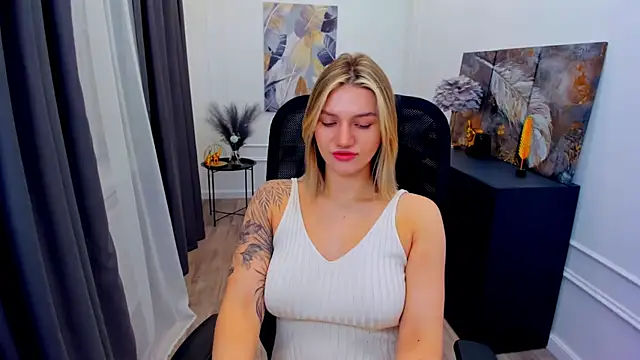 Snapshot of SelenaeMoore chatting on May 2026 03:55:02 AM SelenaeMoore online show from May 2026 03:55:02 AM