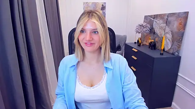 Snapshot of SelenaeMoore chatting on May 2026 03:45:01 AM SelenaeMoore online show from May 2026 03:45:01 AM